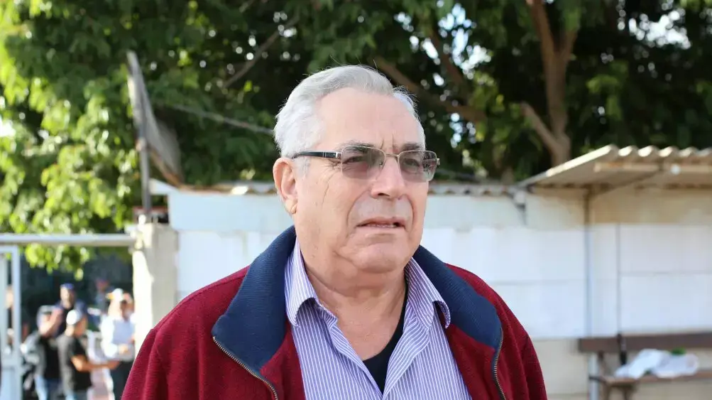 מוטי קירשנבאום בהלווייתו של ספי ריבלין בבית העלמין ראשון לציון. דצמבר 2013 מוטי קירשנבאום בהלווייתו של ספי ריבלין בבית העלמין ראשון לציון. דצמבר 2013