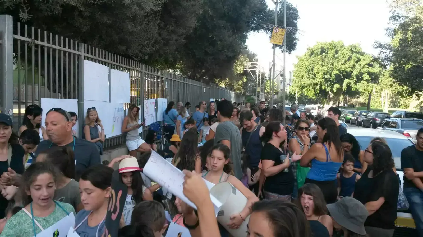 הורים ותלמידים מפגינים בתל אביב במחאה על כוונת העירייה לעבודות בנייה בבית ספר 25 ספטמבר 2015 הורים ותלמידים מפגינים בתל אביב במחאה על כוונת העירייה לעבודות בנייה בבית ספר 25 ספטמבר 2015