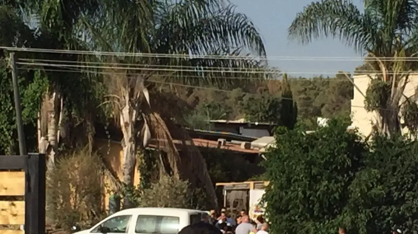 נושא: שני ילדים בני 3 ו-5 נפצעו אנוש לאחר שנשכחו ברכב במושב זנוח בסמוך לבית שמש. 25 בספטמבר 2015