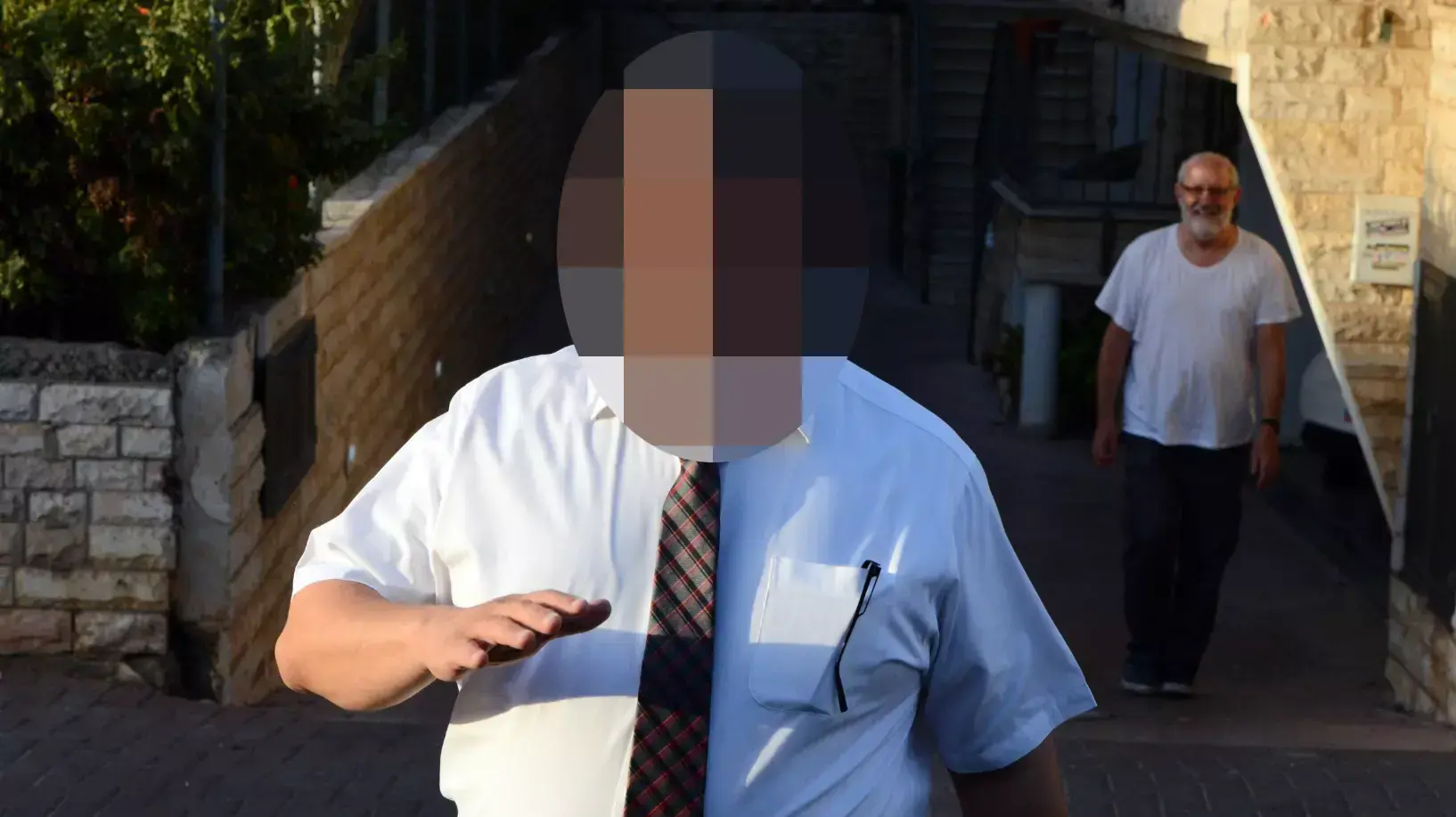 המפכ"ל המיועד ר' מחוץ לביתו לאחר הכרזה על מועמדותו, ספטמבר 2015 המפכ"ל המיועד ר' מחוץ לביתו לאחר הכרזה על מועמדותו, ספטמבר 2015