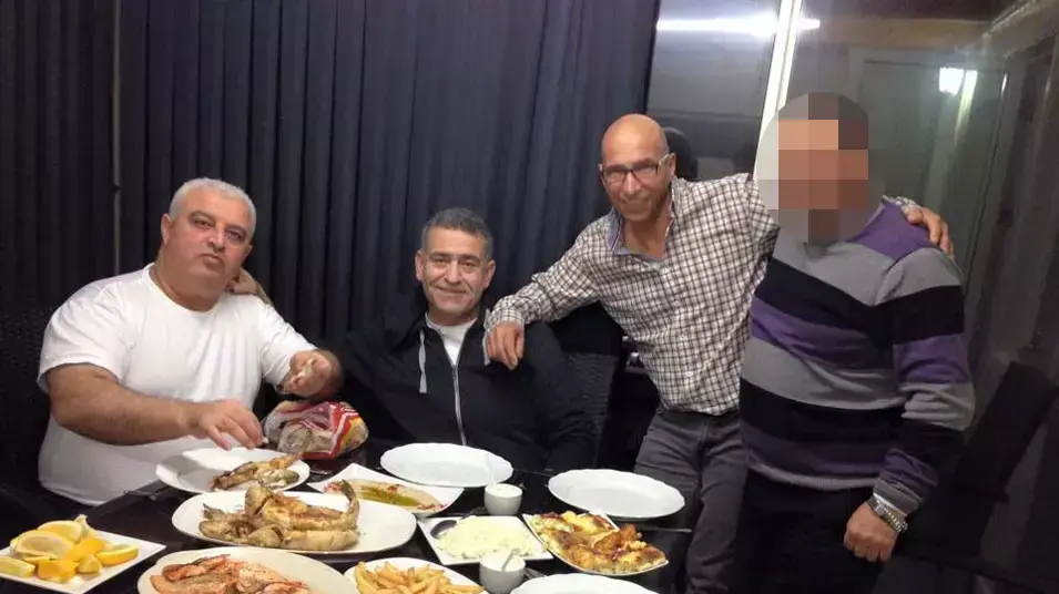 אזרח שבדיה חסן חיזראן (שני משמאל) המואשם במסירת מידע מודיעיני לחיזבאללה אזרח שבדיה חסן חיזראן (שני משמאל) המואשם במסירת מידע מודיעיני לחיזבאללה