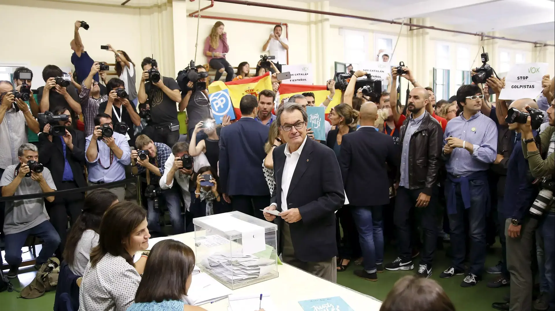 נשיא קטלוניה ארתור מס מצביע בבחירות לפרלמנט הקטלוני בברצלונה. 27 בספטמבר 2015.