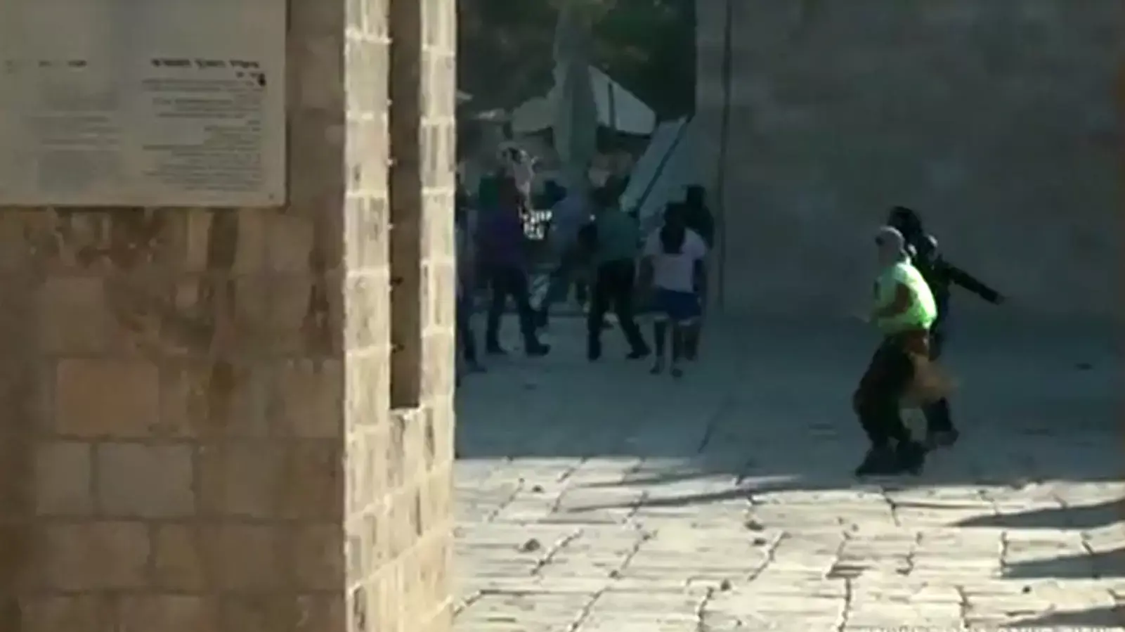 מתפרעים יידו אבנים ובקבוקי תבערה לעבר כוחות הביטחון בהר הבית בחג הקורבן. 27 בספטמבר 2015. מתפרעים יידו אבנים ובקבוקי תבערה לעבר כוחות הביטחון בהר הבית בחג הקורבן. 27 בספטמבר 2015.