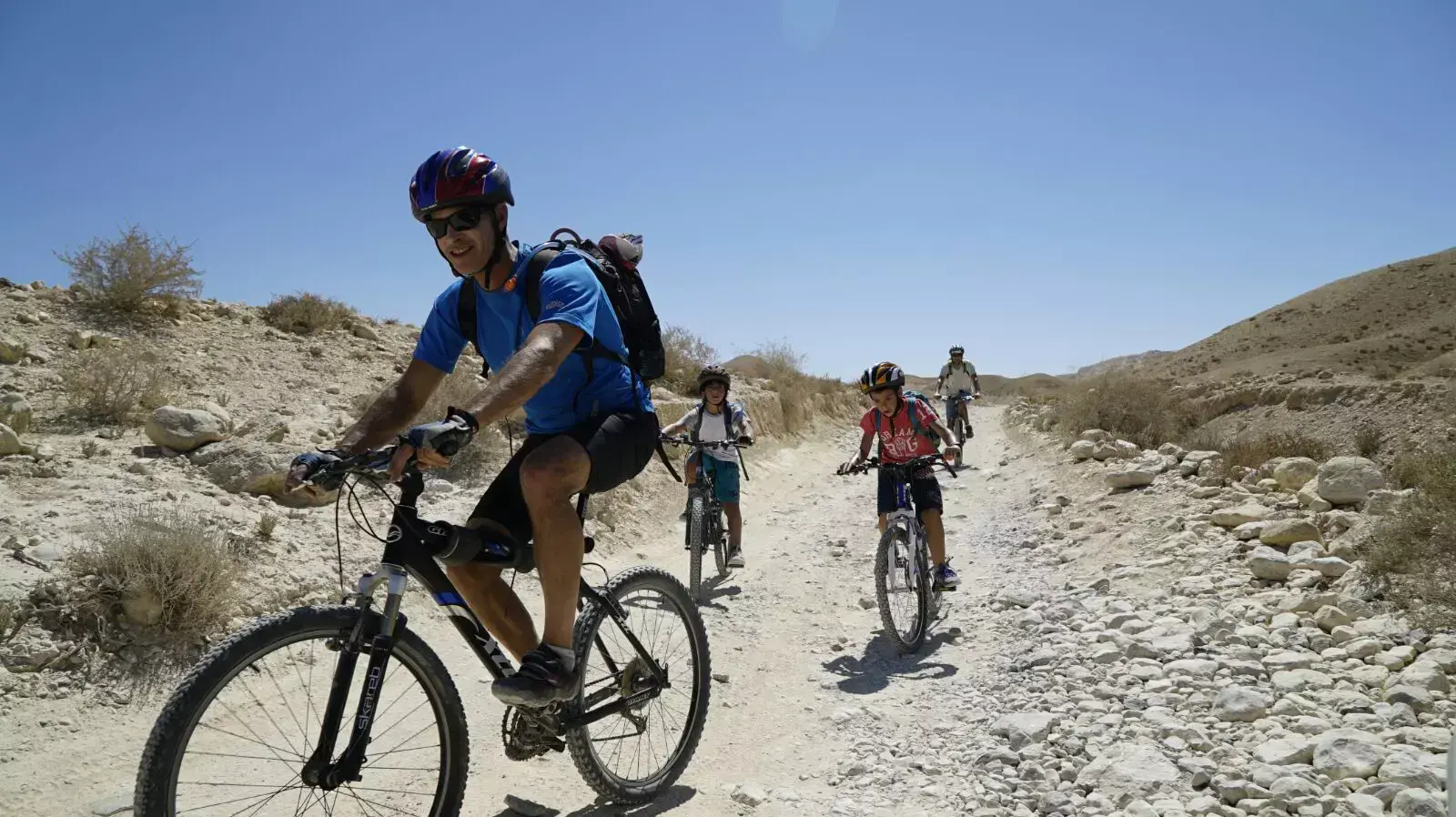 מטיילים בעין עקב שבשדה בוקר בחג הסוכות, ספטמבר 2015 מטיילים בעין עקב שבשדה בוקר בחג הסוכות, ספטמבר 2015
