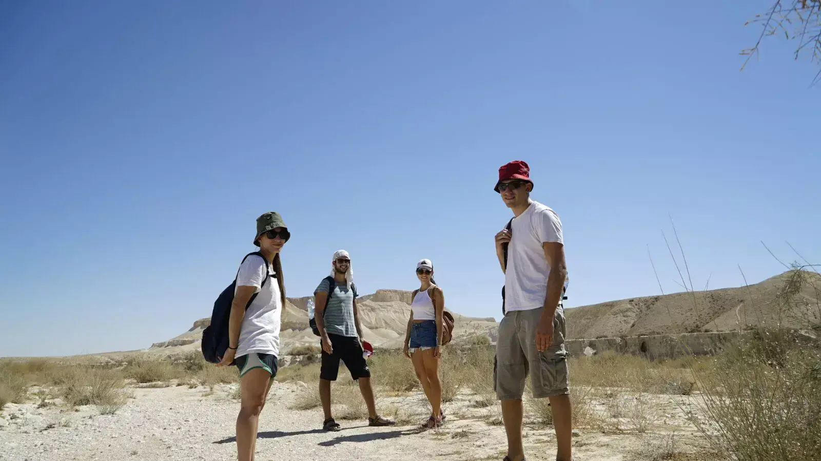 מטיילים בעין עקב שבשדה בוקר בחג הסוכות, ספטמבר 2015 מטיילים בעין עקב שבשדה בוקר בחג הסוכות, ספטמבר 2015