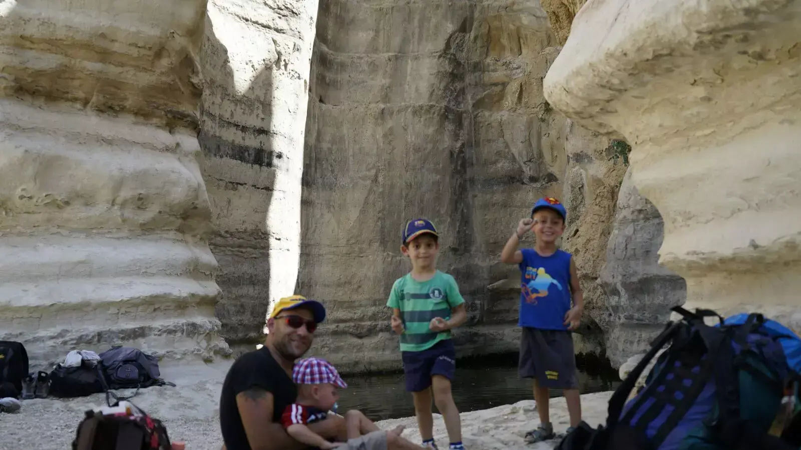 מטיילים בעין עקב שבשדה בוקר בחג הסוכות, ספטמבר 2015 מטיילים בעין עקב שבשדה בוקר בחג הסוכות, ספטמבר 2015