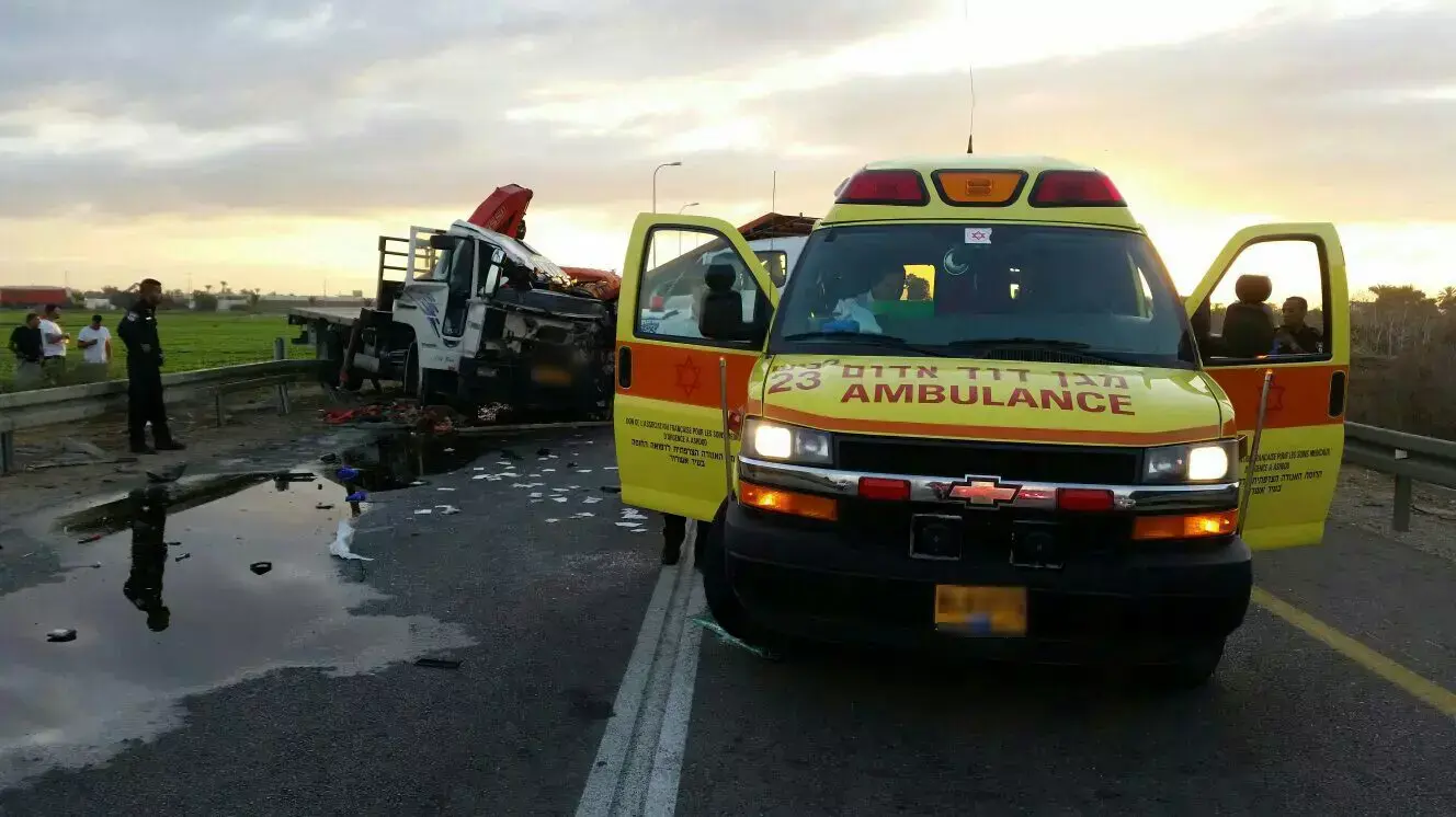 הרוג ושני פצועים בתאונה בין שתי משאיות ורכב פרטי בכביש בצומת אמונים ליד אשדוד 29 בספטמבר 2015 הרוג ושני פצועים בתאונה בין שתי משאיות ורכב פרטי בכביש בצומת אמונים ליד אשדוד 29 בספטמבר 2015
