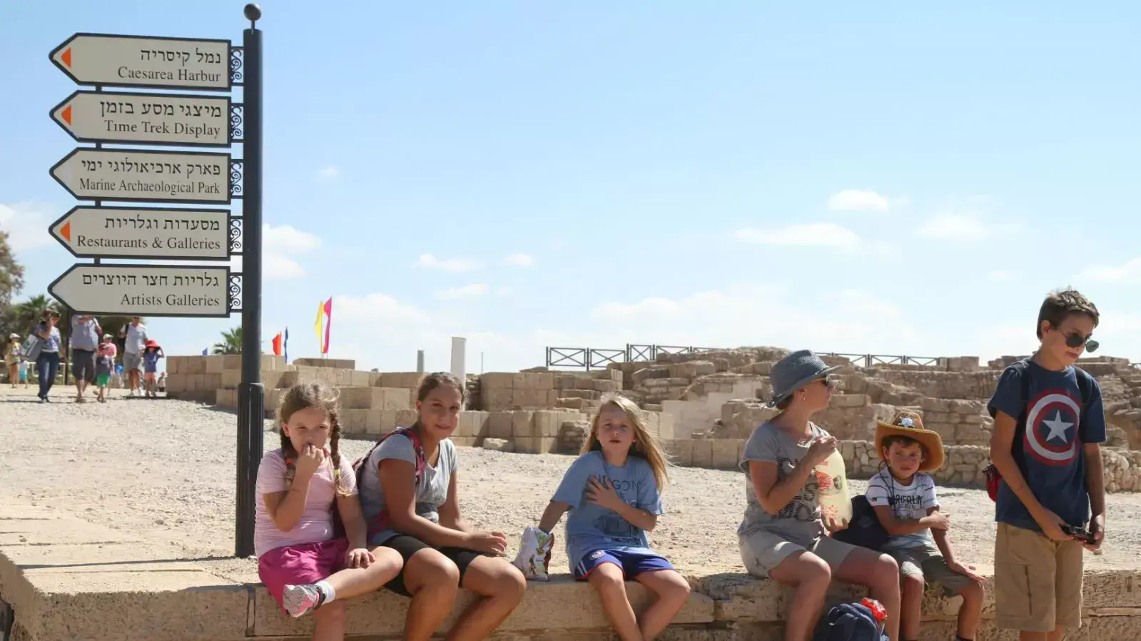 המוני מטיילים בחג סוכות בנמל קיסריה, בפטמבר 2015 המוני מטיילים בחג סוכות בנמל קיסריה, בפטמבר 2015