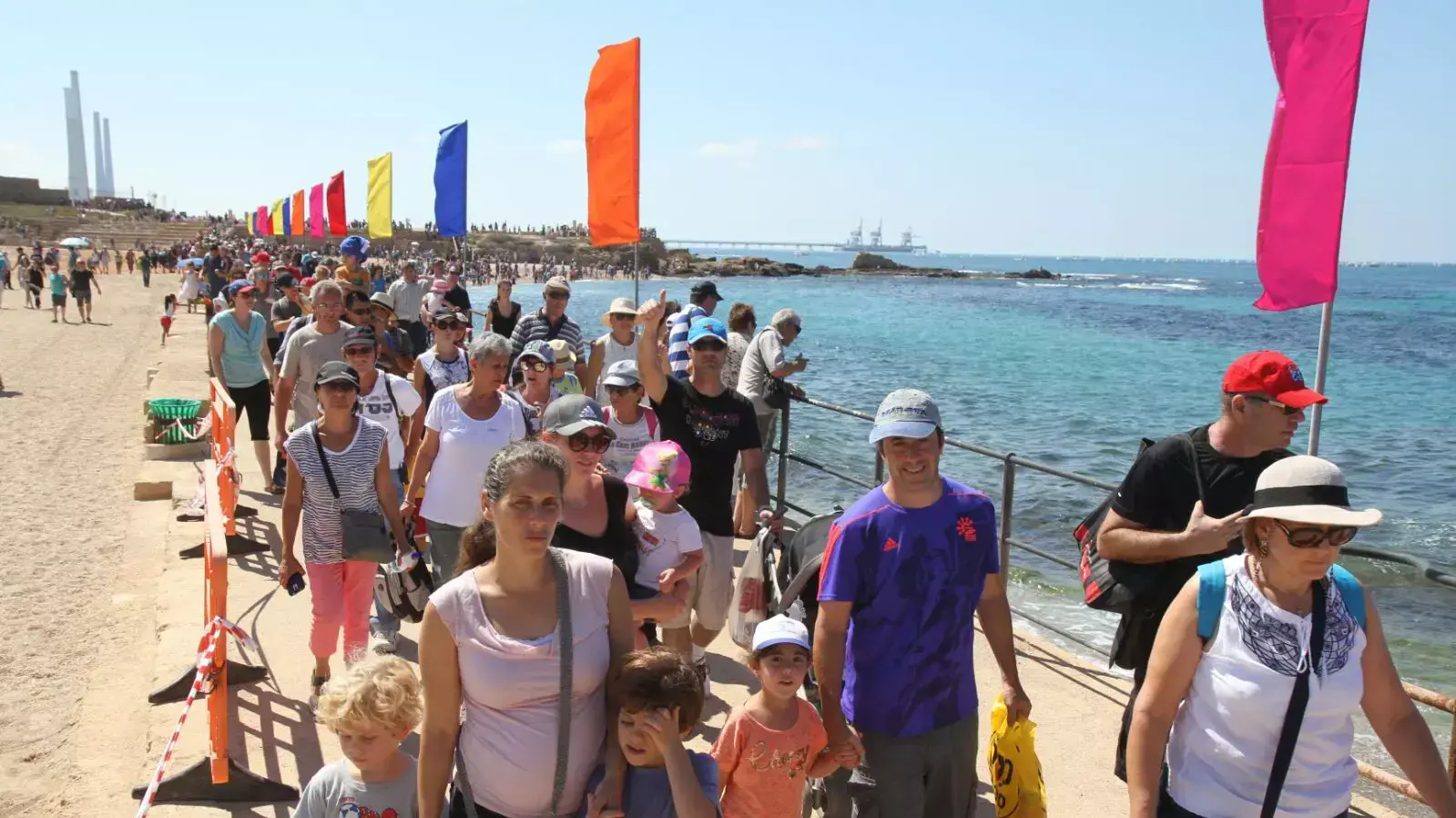 המוני מטיילים בחג סוכות בנמל קיסריה, בפטמבר 2015 המוני מטיילים בחג סוכות בנמל קיסריה, בפטמבר 2015