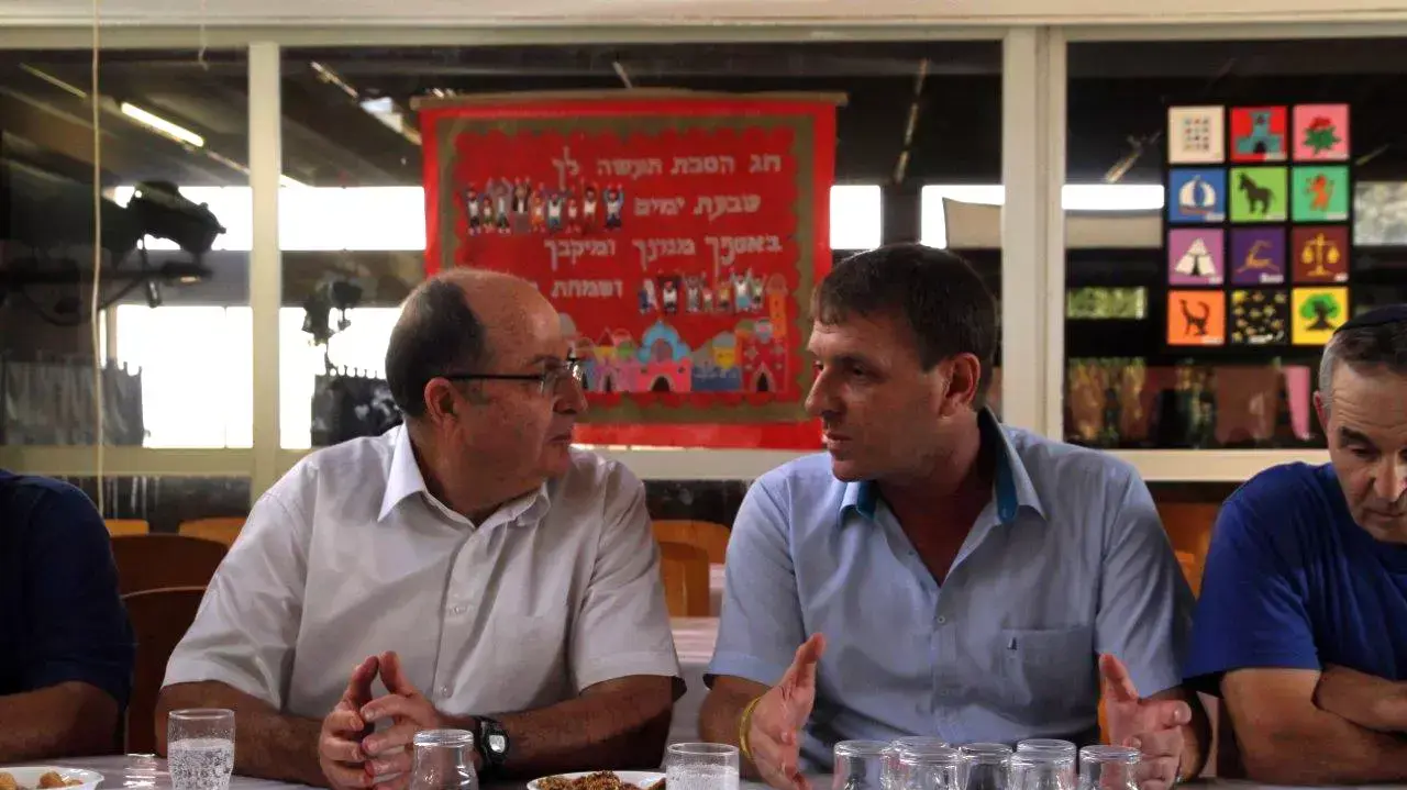 שר הביטחון משה (בוגי) יעלון בסיור ביישובי עוטף עזה וביקור בסוכה בקיבוץ סעד. ספטמבר 2015 שר הביטחון משה (בוגי) יעלון בסיור ביישובי עוטף עזה וביקור בסוכה בקיבוץ סעד. ספטמבר 2015