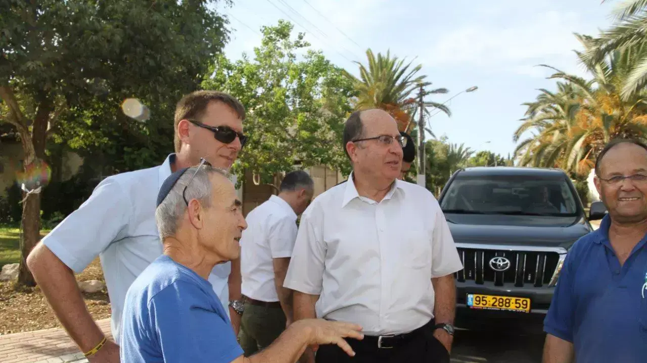 שר הביטחון משה (בוגי) יעלון בסיור ביישובי עוטף עזה וביקור בסוכה בקיבוץ סעד. ספטמבר 2015 שר הביטחון משה (בוגי) יעלון בסיור ביישובי עוטף עזה וביקור בסוכה בקיבוץ סעד. ספטמבר 2015