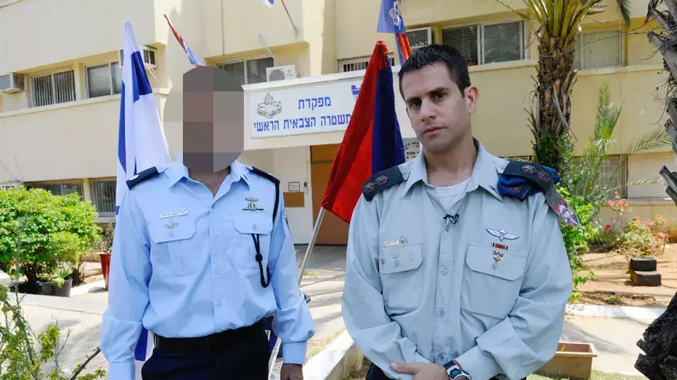 סא"ל גיל ממון ורפ"ק נועם קייזר מיחידת "מגן" ותמונות של הסמים שהוסלקו בגלגל רזרבי, יוני 2012