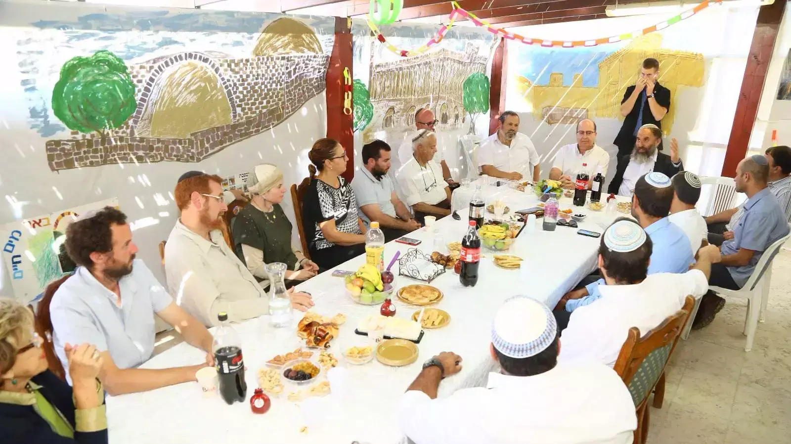 שר הביטחון, משה בוגי יעלון, בסוכתו של ראש מועצת הר חברון יוחאי דמרי. ספטמבר 2015