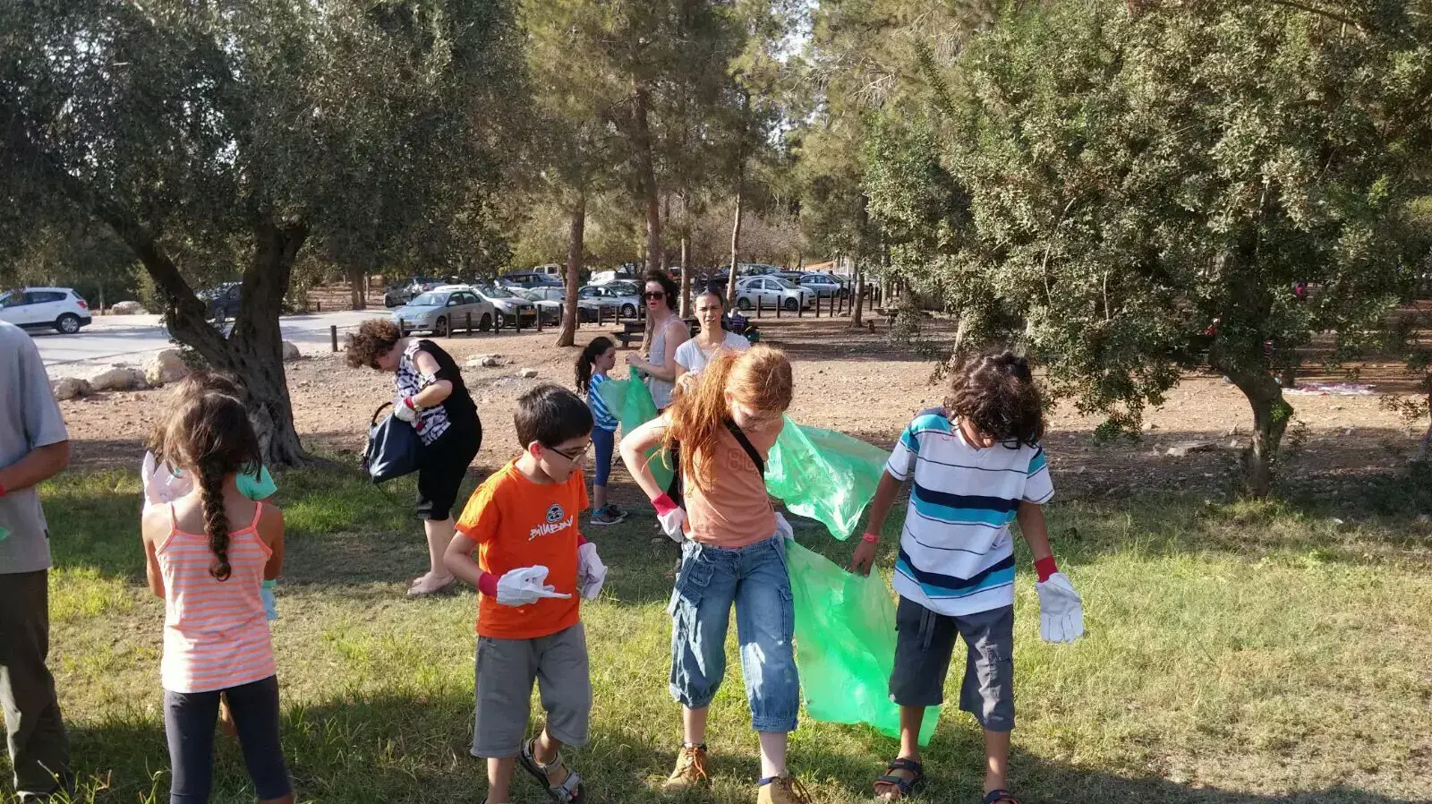 מטיילים מנקים את השטח ביער בן שמן במהלך חול המועד סוכות מטיילים מנקים את השטח ביער בן שמן במהלך חול המועד סוכות
