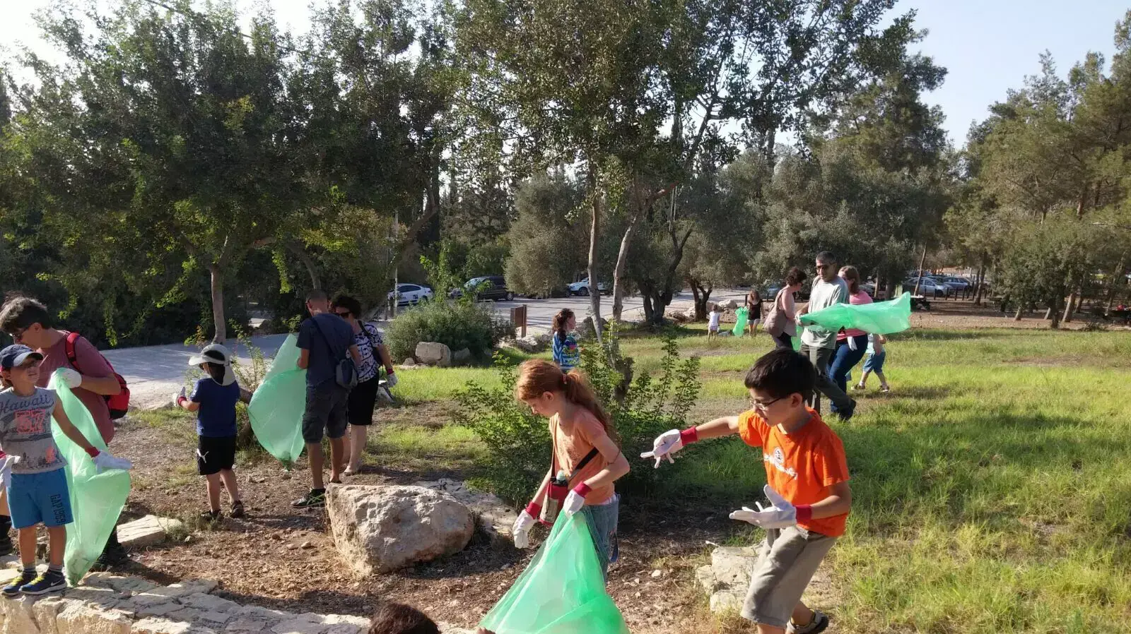 מטיילים מנקים את השטח ביער בן שמן במהלך חול המועד סוכות מטיילים מנקים את השטח ביער בן שמן במהלך חול המועד סוכות