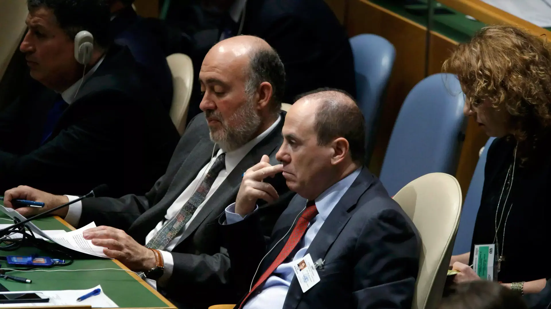 שגריר ישראל באו"ם רון פרושאור עם השר סילבן שלום במהלך נאום אבו מאזן באו"ם, ניו יורק. ספטמבר 2015 שגריר ישראל באו"ם רון פרושאור עם השר סילבן שלום במהלך נאום אבו מאזן באו"ם, ניו יורק. ספטמבר 2015