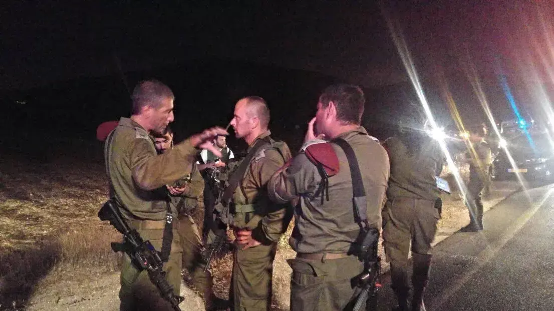 מאו"ג איוש, תא"ל ליאור כרמלי ומח"ט שומרון, אל"ם שי קלפר, מזירת אירוע פיגוע הירי בשומרון. אוקטובר 2015 מאו"ג איוש, תא"ל ליאור כרמלי ומח"ט שומרון, אל"ם שי קלפר, מזירת אירוע פיגוע הירי בשומרון. אוקטובר 2015