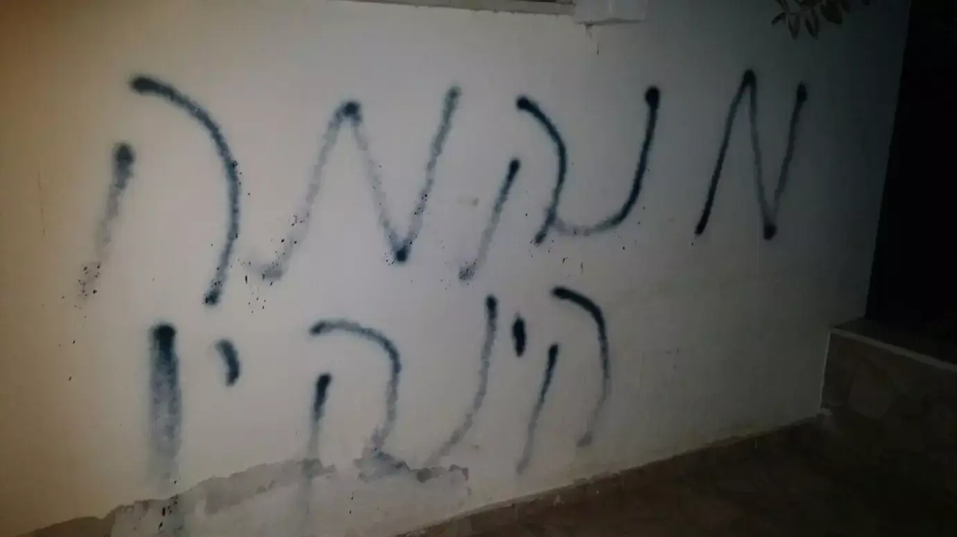 תג מחיר בכפר ביתילו: רכב הוצת וכתובת "נקמה רוססה" על קיר הבית הסמוך תג מחיר בכפר ביתילו: רכב הוצת וכתובת "נקמה רוססה" על קיר הבית הסמוך