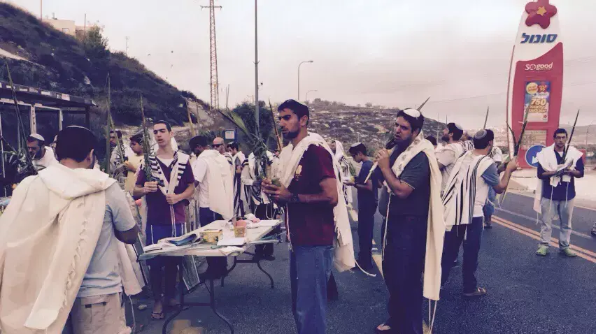 תפילת מחאה בקדומים על פיגוע הירי שבו נרצחו בני הזוג הנקין, אוקטובר 2015 תפילת מחאה בקדומים על פיגוע הירי שבו נרצחו בני הזוג הנקין, אוקטובר 2015