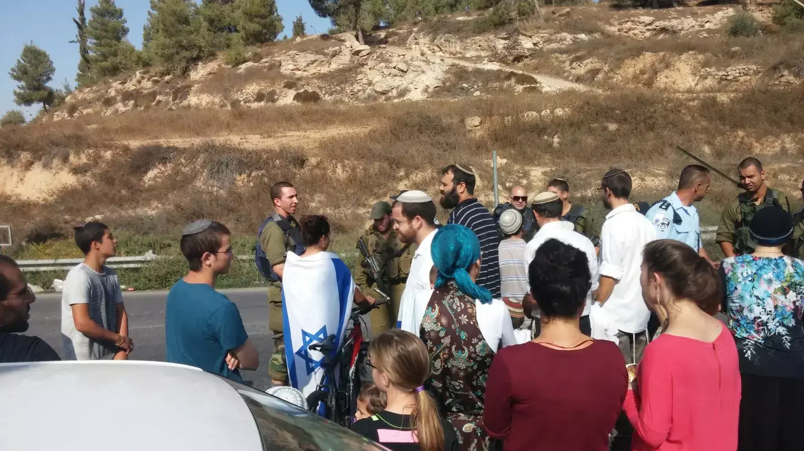 הפגנת מחאה בעקבות פיגוע הירי שבו נהרגו בני הזוג הנקין, סמוך לבית חגי, אוקטובר 2015 הפגנת מחאה בעקבות פיגוע הירי שבו נהרגו בני הזוג הנקין, סמוך לבית חגי, אוקטובר 2015