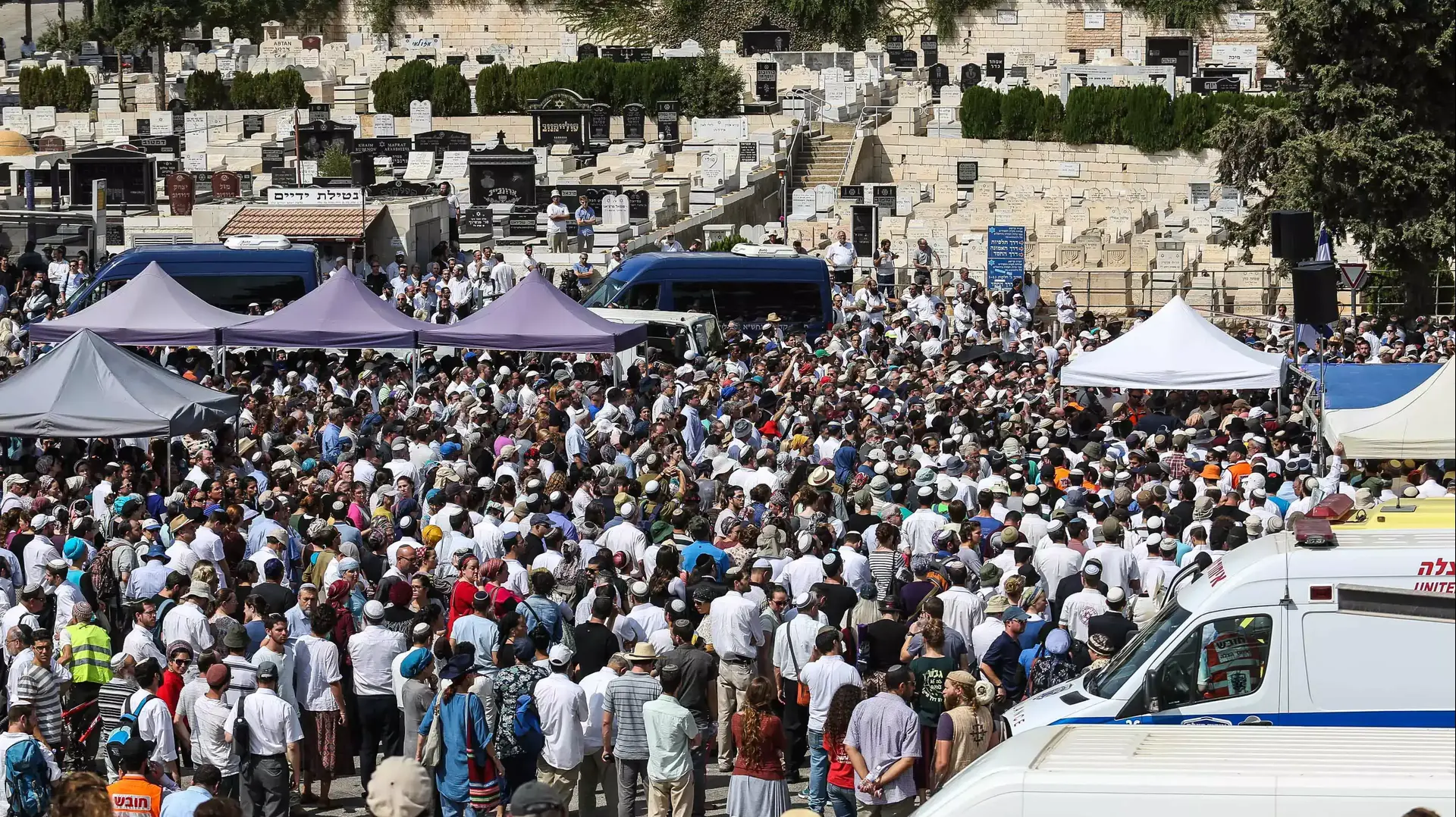 הלוויית ההורים איתם ונעמה הנקין מנריה, שנרצחו בפיגוע ירי מול ארבעת ילדיהם. הר המנוחות, ירושלים, 2 באוקטובר 2015. הלוויית ההורים איתם ונעמה הנקין מנריה, שנרצחו בפיגוע ירי מול ארבעת ילדיהם. הר המנוחות, ירושלים, 2 באוקטובר 2015.