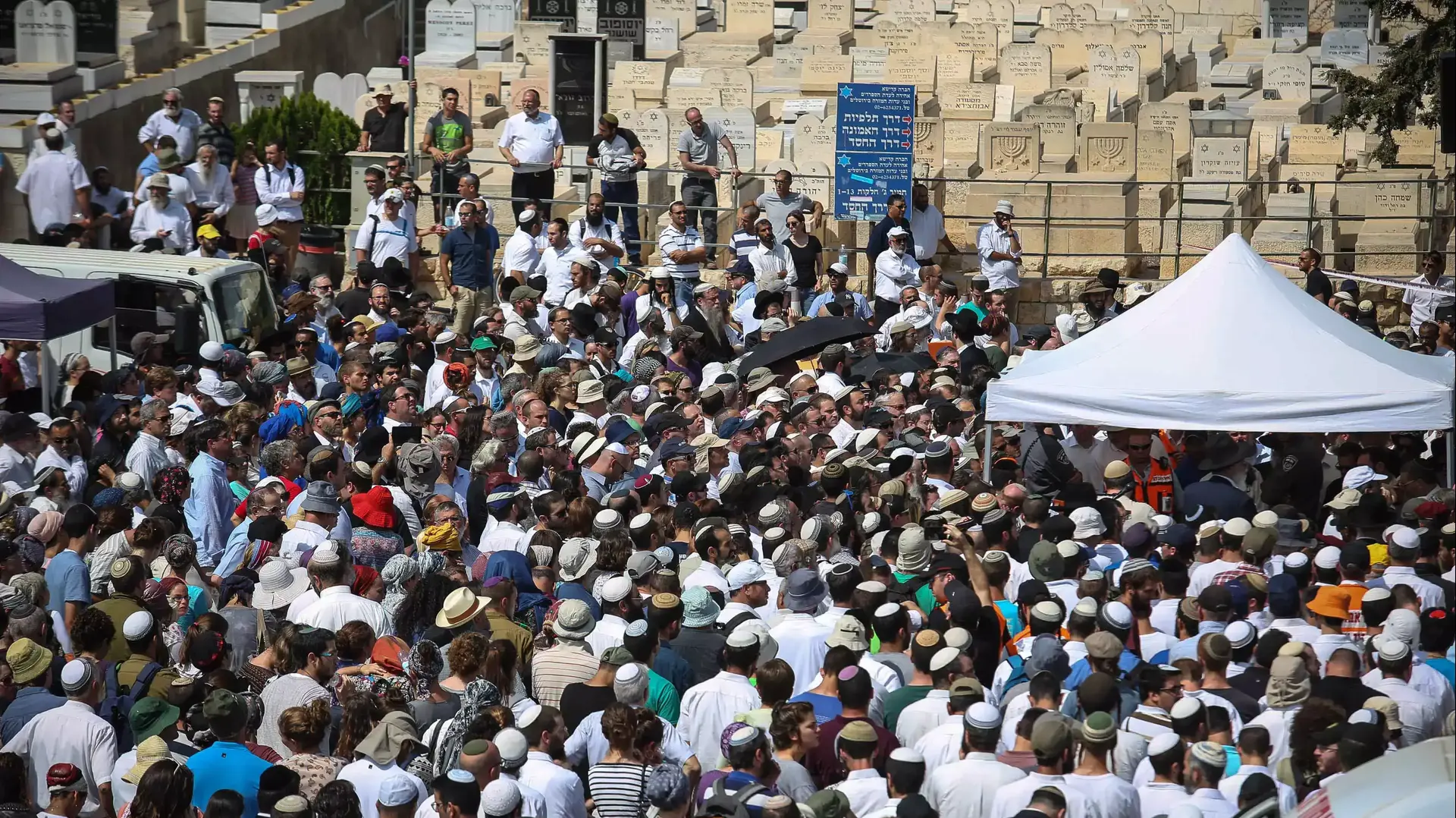 הלוויית ההורים איתם ונעמה הנקין מנריה, שנרצחו בפיגוע ירי מול ארבעת ילדיהם. הר המנוחות, ירושלים, 2 באוקטובר 2015. הלוויית ההורים איתם ונעמה הנקין מנריה, שנרצחו בפיגוע ירי מול ארבעת ילדיהם. הר המנוחות, ירושלים, 2 באוקטובר 2015.