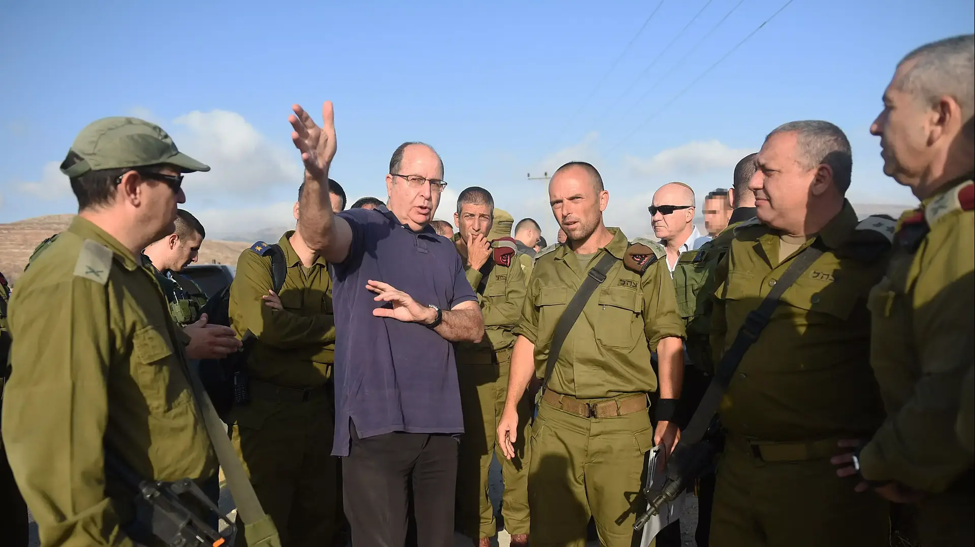 שר הביטחון משה יעלון ביקר בזירת הפיגוע בו נרצחו בני הזוג הנקין, בציר איתמר אלון מורה. 2 באוקטובר, 2015. שר הביטחון משה יעלון ביקר בזירת הפיגוע בו נרצחו בני הזוג הנקין, בציר איתמר אלון מורה. 2 באוקטובר, 2015.