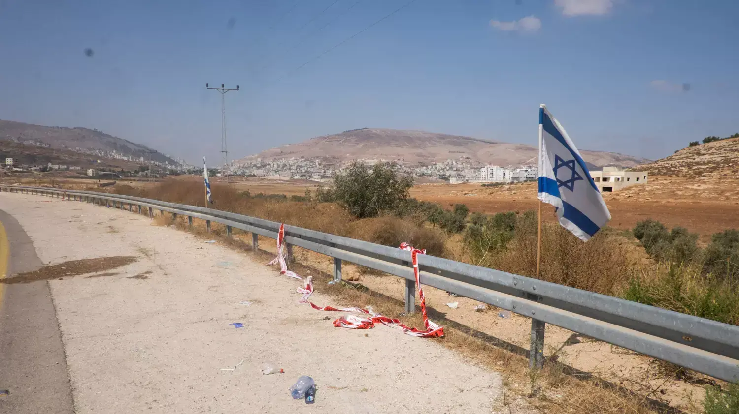 מתנחלים צועדים באזור פיגוע הירי שבו נרצחו נעמה ואיתם הנקין 2 באוקטובר 2015 מתנחלים צועדים באזור פיגוע הירי שבו נרצחו נעמה ואיתם הנקין 2 באוקטובר 2015