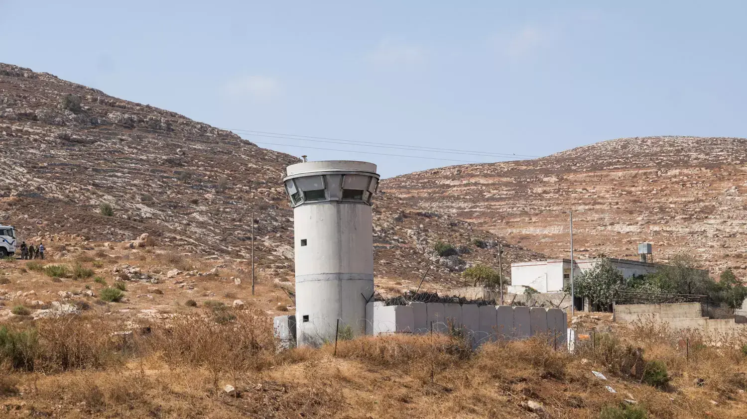 מתנחלים צועדים באזור פיגוע הירי שבו נרצחו נעמה ואיתם הנקין  2 באוקטובר 2015