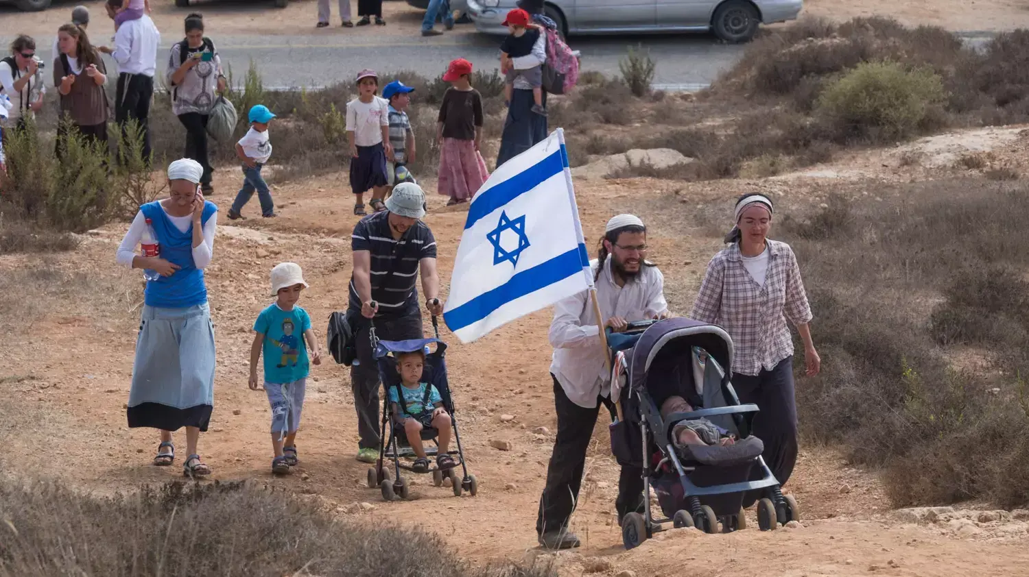 מתנחלים צועדים באזור פיגוע הירי שבו נרצחו נעמה ואיתם הנקין 2 באוקטובר 2015 מתנחלים צועדים באזור פיגוע הירי שבו נרצחו נעמה ואיתם הנקין 2 באוקטובר 2015