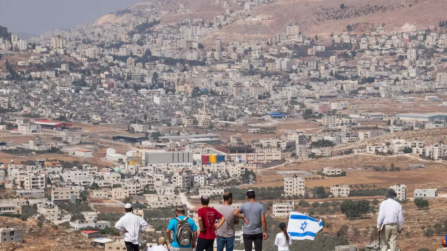 מתנחלים צועדים באזור פיגוע הירי שבו נרצחו נעמה ואיתם הנקין 2 באוקטובר 2015 מתנחלים צועדים באזור פיגוע הירי שבו נרצחו נעמה ואיתם הנקין 2 באוקטובר 2015