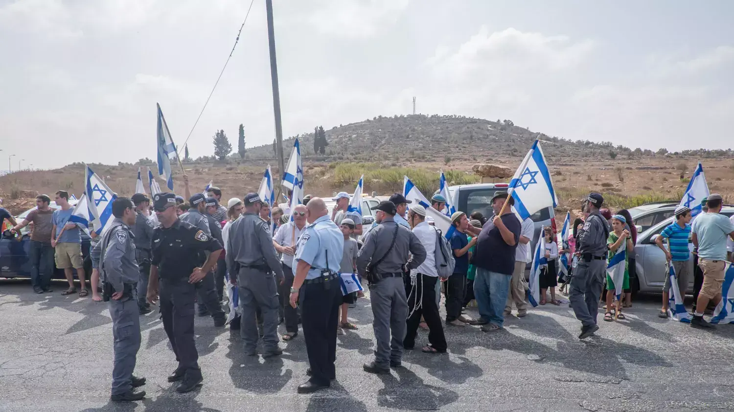 מתנחלים צועדים באזור פיגוע הירי שבו נרצחו נעמה ואיתם הנקין 2 באוקטובר 2015 מתנחלים צועדים באזור פיגוע הירי שבו נרצחו נעמה ואיתם הנקין 2 באוקטובר 2015