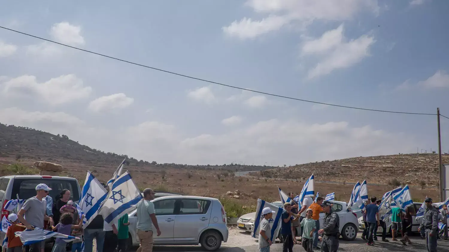 מתנחלים צועדים באזור פיגוע הירי שבו נרצחו נעמה ואיתם הנקין  2 באוקטובר 2015