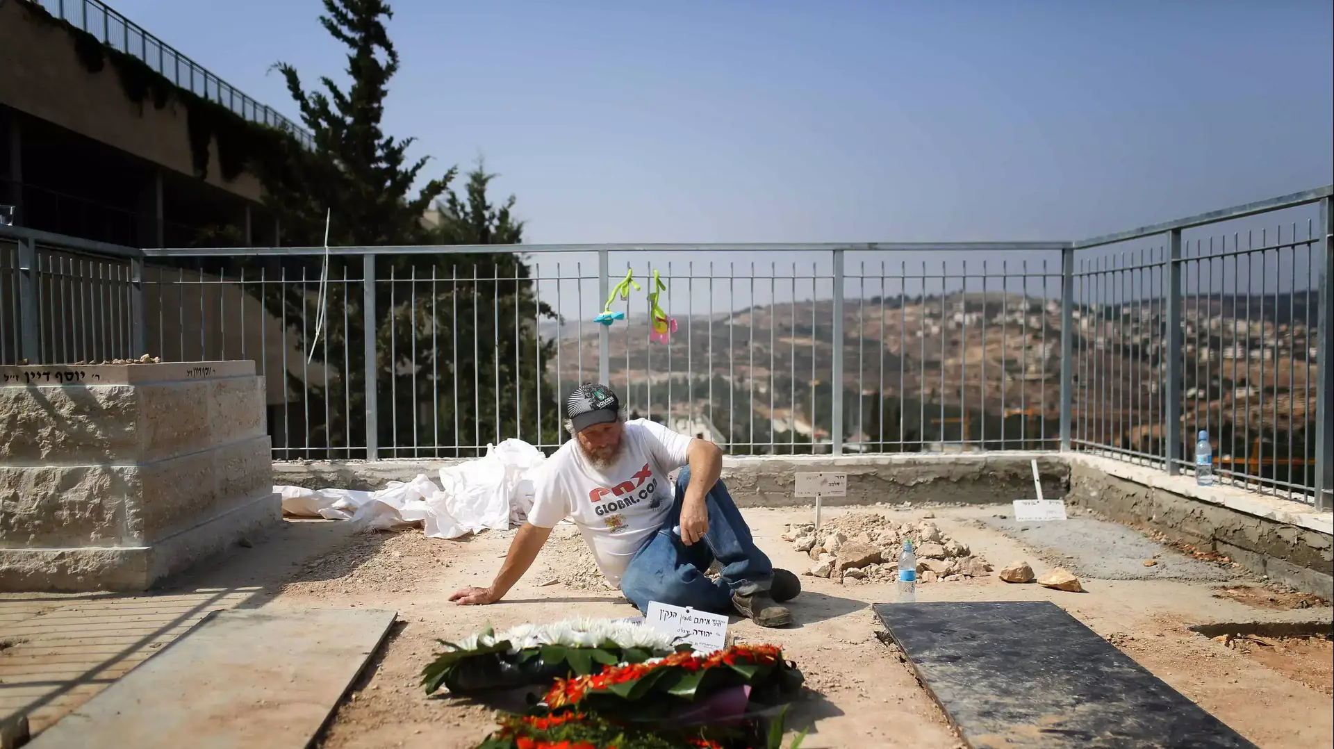 קברם של איתם ונעמה הנקין, שנרצחו בפיגוע בשומרון, בהר המנוחות בירושלים