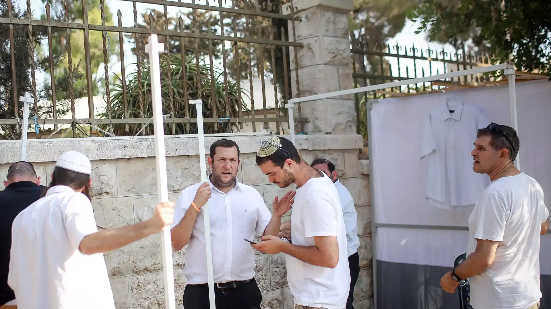 סוכת מחאה מול בית ראש הממשלה שבירושלים בעקבות פיגוע הירי בשומרון, אוקטובר 2015 סוכת מחאה מול בית ראש הממשלה שבירושלים בעקבות פיגוע הירי בשומרון, אוקטובר 2015
