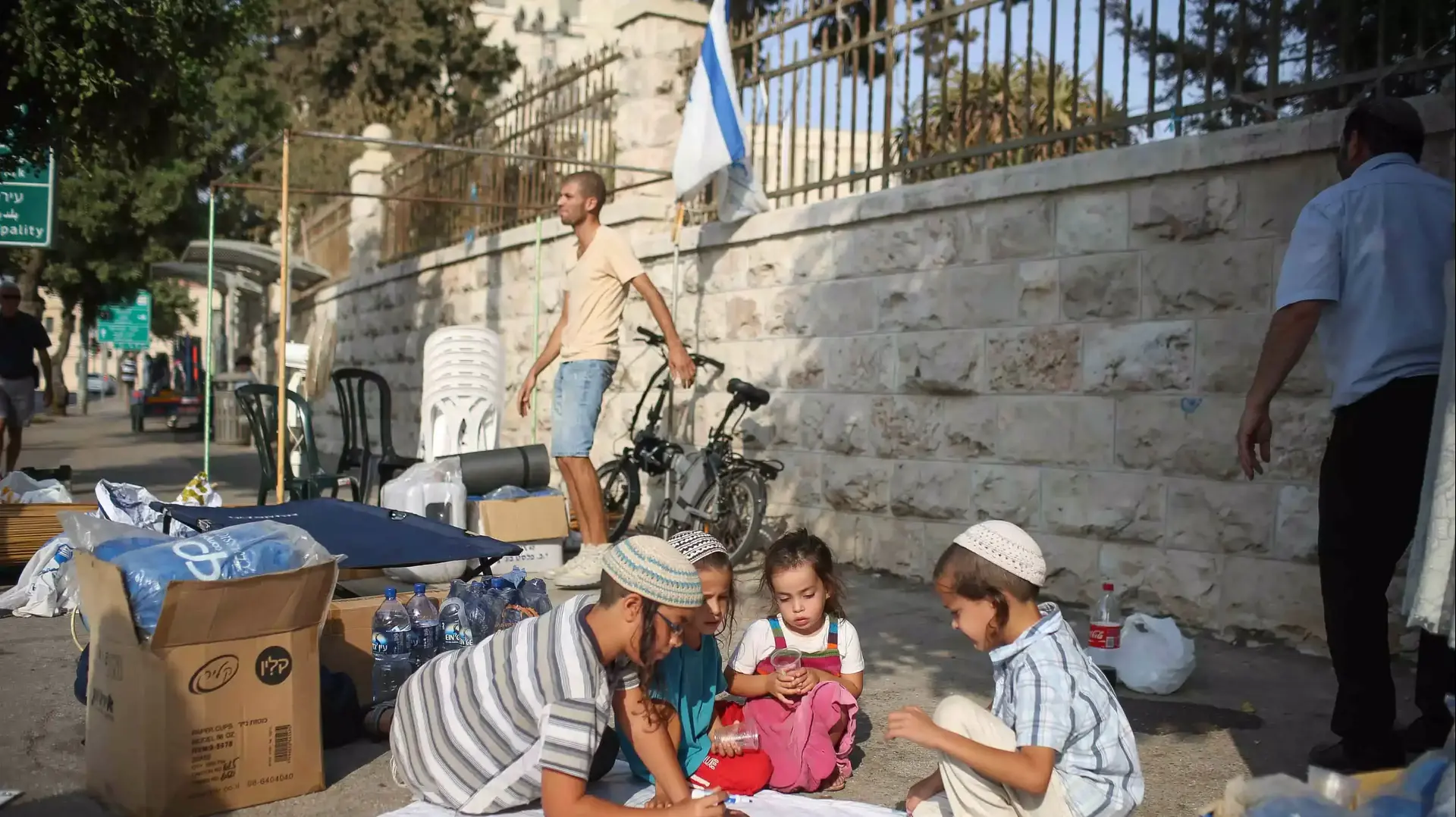 סוכת מחאה מול בית ראש הממשלה שבירושלים בעקבות פיגוע הירי בשומרון, אוקטובר 2015 סוכת מחאה מול בית ראש הממשלה שבירושלים בעקבות פיגוע הירי בשומרון, אוקטובר 2015
