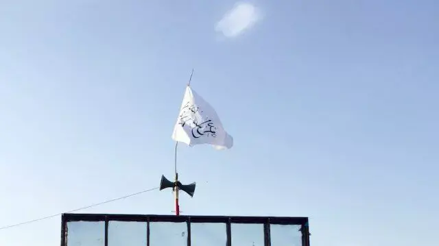 דגל טליבאן מונף בכיכר המרכזית של העיר קונדוז שבאפגניסטן, לאחר כיבושה על ידי הארגון, 1 באוקטובר 2015 דגל טליבאן מונף בכיכר המרכזית של העיר קונדוז שבאפגניסטן, לאחר כיבושה על ידי הארגון, 1 באוקטובר 2015