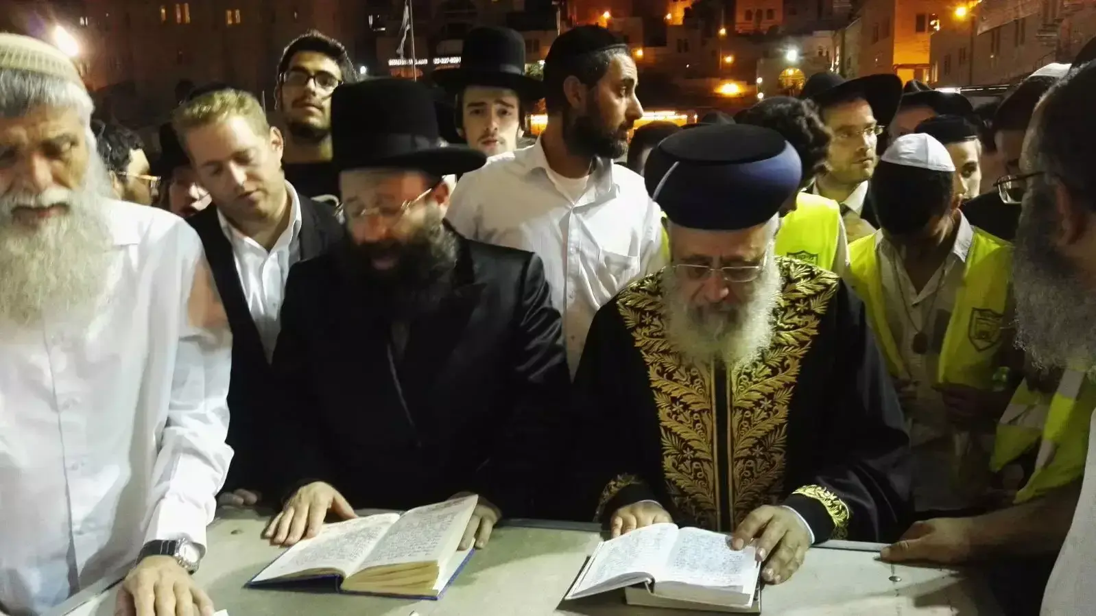 הרב יצחק יוסף (מימין) והרב שמואל רבינוביץ' בתפילות ליל "הושענא רבא" בכותל המערבי, 4 באוקטובר 2015