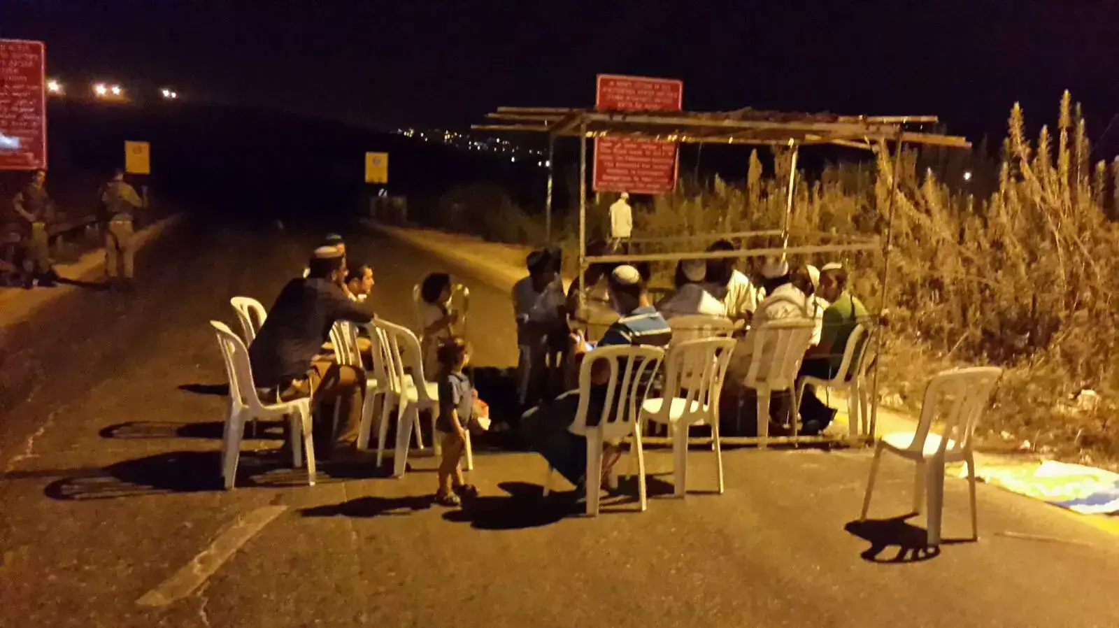 מאות בני אדם מקיימים לימוד ליל הושענא רבה וחוסמים את ארבע הכניסות המרכזיות לשכם, 4 באוקטובר 2015 מאות בני אדם מקיימים לימוד ליל הושענא רבה וחוסמים את ארבע הכניסות המרכזיות לשכם, 4 באוקטובר 2015
