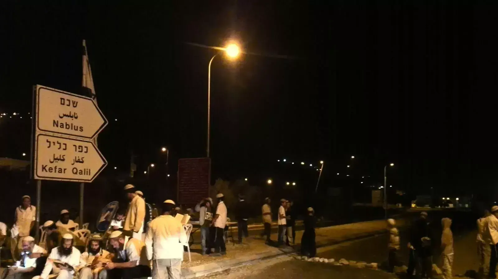 מאות בני אדם מקיימים לימוד ליל הושענא רבה וחוסמים את ארבע הכניסות המרכזיות לשכם, 4 באוקטובר 2015 מאות בני אדם מקיימים לימוד ליל הושענא רבה וחוסמים את ארבע הכניסות המרכזיות לשכם, 4 באוקטובר 2015