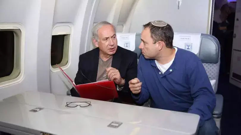 ראש הממשלה בנימין נתניהו יחד עם מזכירו הצבאי תא"ל אליעזר טולדנו על המטוס מארה"ב לישראל ראש הממשלה בנימין נתניהו יחד עם מזכירו הצבאי תא"ל אליעזר טולדנו על המטוס מארה"ב לישראל