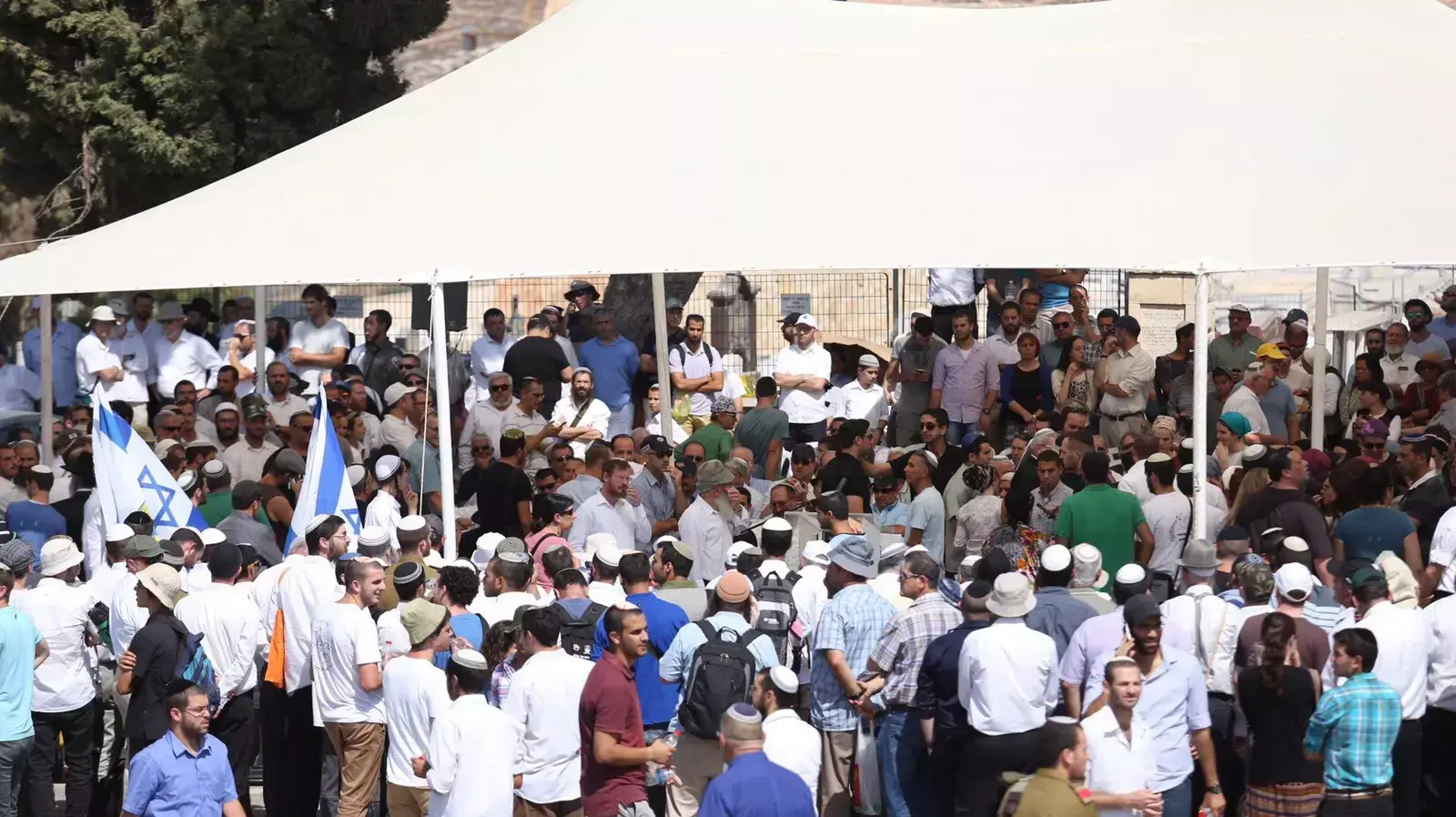 הלוויית נחמיה לביא, שנרצח בפיגוע בירושלים, בהר המנוחות בבירה הלוויית נחמיה לביא, שנרצח בפיגוע בירושלים, בהר המנוחות בבירה