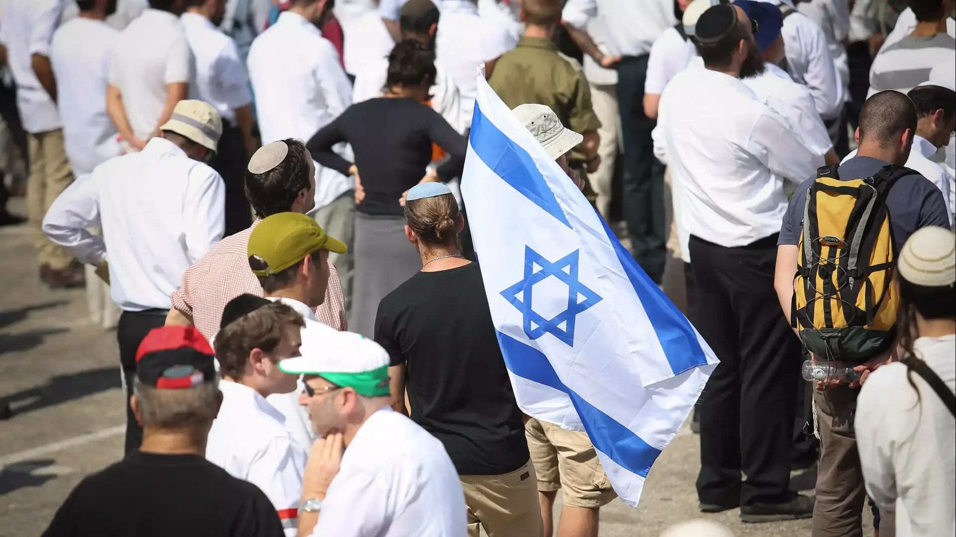 הלווייתו של נחמיה לביא, שנרצח בפיגוע בירושלים, בהר המנוחות. 4 באוקטובר, 2015 הלווייתו של נחמיה לביא, שנרצח בפיגוע בירושלים, בהר המנוחות. 4 באוקטובר, 2015