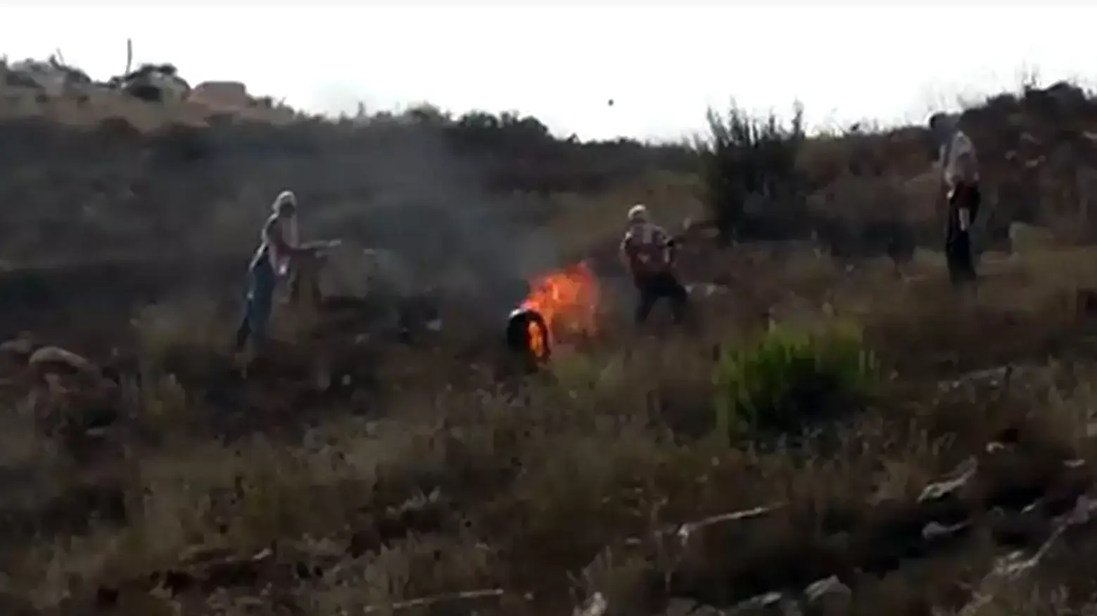 רעולי פנים מכיוון מגלגלים צמיג בוער לעבר אדמות הכפר בורין, 2 באוקטובר 2015 רעולי פנים מכיוון מגלגלים צמיג בוער לעבר אדמות הכפר בורין, 2 באוקטובר 2015