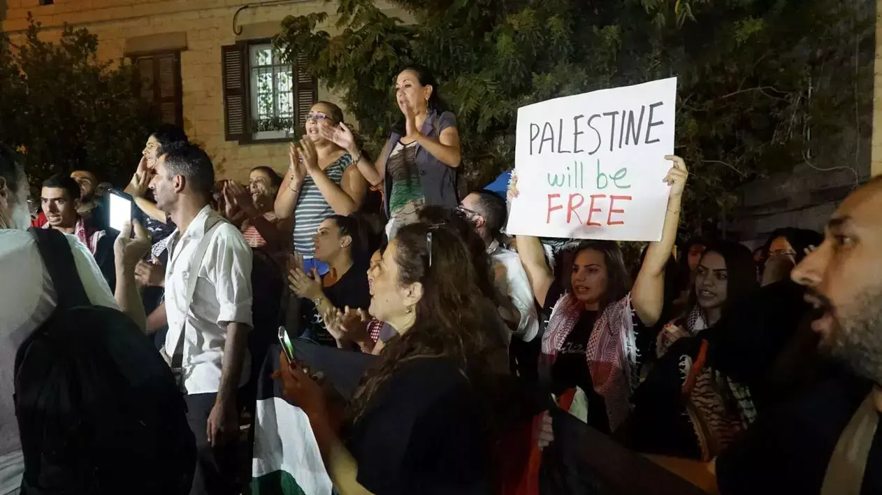 עשרות ערבים מניפים דגלי פלסטין במסגרת הפגנות "האינתיפאדה השלישית החלה" בעיר התחתית בחיפה, 5 באוקטובר 2015. עשרות ערבים מניפים דגלי פלסטין במסגרת הפגנות "האינתיפאדה השלישית החלה" בעיר התחתית בחיפה, 5 באוקטובר 2015.