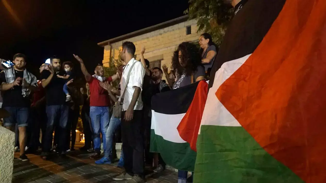 עשרות ערבים מניפים דגלי פלסטין במסגרת הפגנות "האינתיפאדה השלישית החלה" בעיר התחתית בחיפה, 5 באוקטובר 2015. עשרות ערבים מניפים דגלי פלסטין במסגרת הפגנות "האינתיפאדה השלישית החלה" בעיר התחתית בחיפה, 5 באוקטובר 2015.