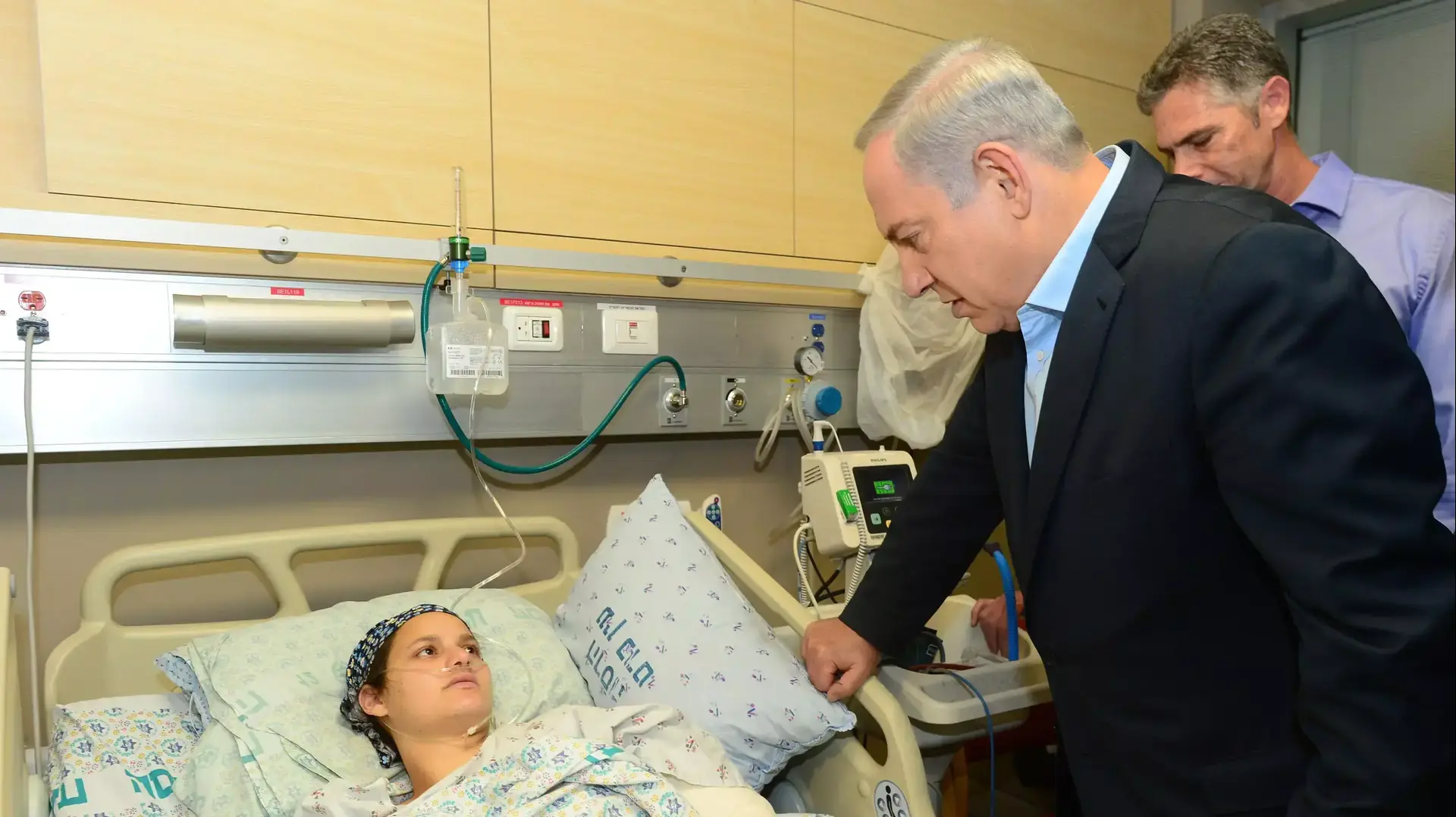 ראש הממשלה נתניהו והשר לביטחון פנים ארדן מבקרים את פצועי הפיגוע בעיר העתיקה אדל בנט ובנה נתן, אוקטובר 2015 ראש הממשלה נתניהו והשר לביטחון פנים ארדן מבקרים את פצועי הפיגוע בעיר העתיקה אדל בנט ובנה נתן, אוקטובר 2015