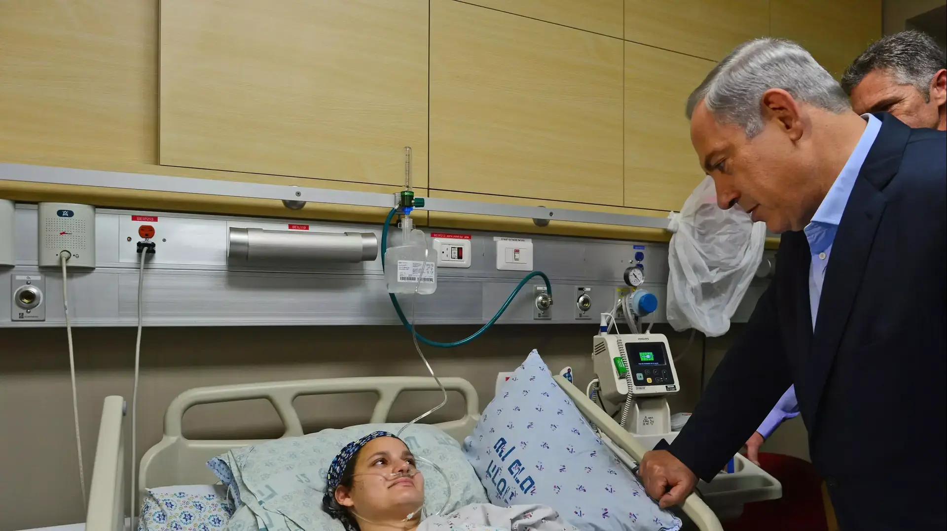 ראש הממשלה נתניהו והשר לביטחון פנים ארדן מבקרים את פצועי הפיגוע בעיר העתיקה אדל בנט ובנה נתן, אוקטובר 2015 ראש הממשלה נתניהו והשר לביטחון פנים ארדן מבקרים את פצועי הפיגוע בעיר העתיקה אדל בנט ובנה נתן, אוקטובר 2015