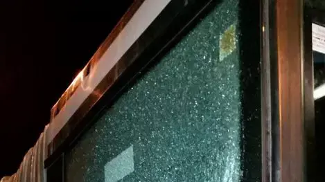 יידוי אבן לעבר אוטובוס בדרך עוזי נרקיס בדרך לפסגת זאב בירושלים, 5 באוקטובר 2015.