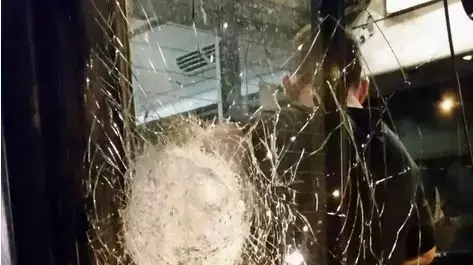 יידוי אבן לעבר אוטובוס בדרך עוזי נרקיס בדרך לפסגת זאב בירושלים, 5 באוקטובר 2015. יידוי אבן לעבר אוטובוס בדרך עוזי נרקיס בדרך לפסגת זאב בירושלים, 5 באוקטובר 2015.
